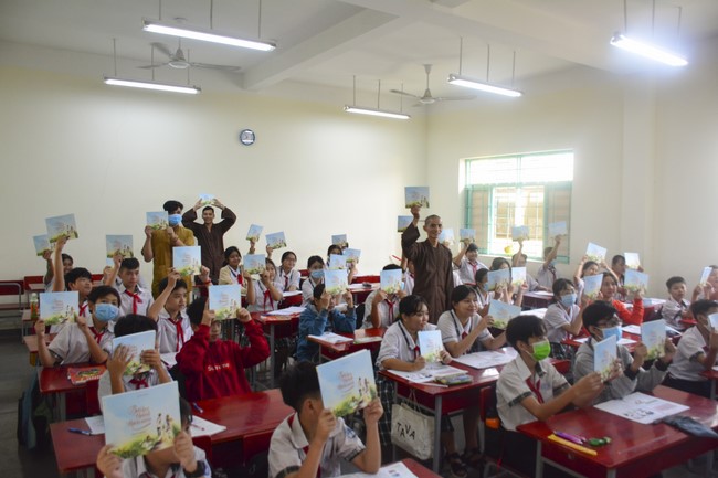 Tặng sách trường THCS Nguyễn Văn Bứa, Hóc Môn